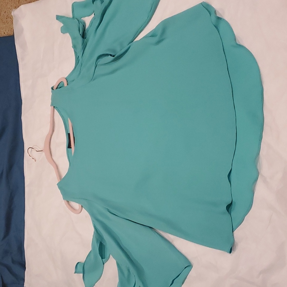 BOLD elements Cold shoulder top with 3/4 tie sleeves. XL. Mint Green